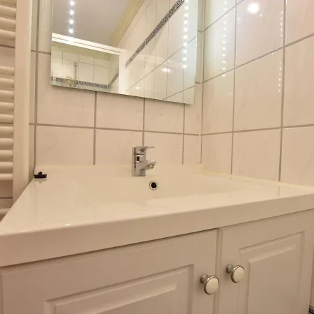 Holiday home Modern In With Bubble Bath Kaatsheuvel