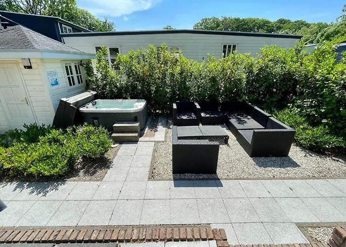 Modern In With Bubble Bath 4*